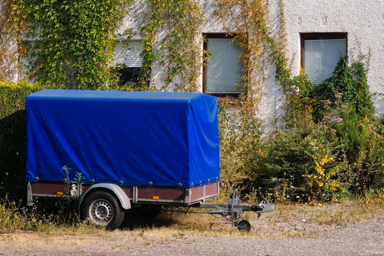 przyczepa stojąca przed domem